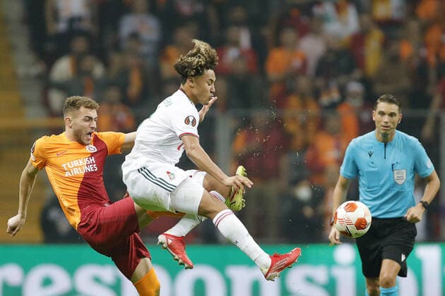 ISTANBUL, TURKEY - NOVEMBER 4, 2021: Galatasaray s Bars Alper Yilmaz (L) and Lokomotivâ€™s Alexis Beka Beka in action in the 2021 22 UEFA Europa League Group E Round 4 match between Galatasaray Istanbul and Lokomotiv Moscow at the Ali Sami Yen Sports Complex. Mikhail Japaridze TASS  TS116D3B