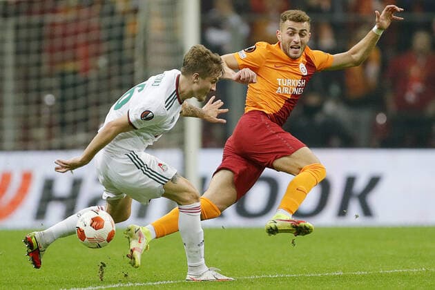 ISTANBUL, TURKEY - NOVEMBER 4, 2021: Lokomotivâ€™s Tin Jedvaj (L) and Galatasaray s Bars Alper Yilmaz in action in the 2021 22 UEFA Europa League Group E Round 4 match between Galatasaray Istanbul and Lokomotiv Moscow at the Ali Sami Yen Sports Complex. Mikhail Japaridze TASS  TS116D3D