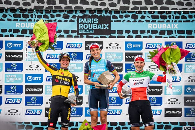 Bilder des Jahres 2021, Sport 10 Oktober VOS Marianne, DEIGNAN Elizabeth, LONGO BORGHINI Elisa: Paris - Roubaix - Femmes VOS Marianne ( NED ) JUMBO-VISMA WOMEN TEAM ( JVW ) - NED Second Place - DEIGNAN Elizabeth ( GBR ) TREK - SEGAFREDO ( TFS ) - USA Winner - First Place - LONGO BORGHINI Elisa ( ITA ) TREK - SEGAFREDO ( TFS ) - USA - Third Place - Award Ceremony Medal Ceremony Podium - Querformat - quer - horizontal - Landscape - Event Veranstaltung: Paris-Roubaix Femmes - Category Kategorie: Cycling - Road cycling, Rad, Radsport, Strasse - Elite Women - 1.WWT - Location Ort: Europe France - Start: Denain - Finish: Roubaix - Discipline: Road Race ( RR ) - Distance: 115,6 km - Date Datum: 25.09.2021 Saturday -