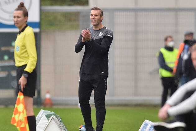 Fußball, Trainerhistorie SV Rödinghausen von 2014 bis heute Fußball - Regionalliga West - SV Rödinghausen - Sportfreunde Lotte am 30.10.2021 im Häcker Wiehenstadion in Rödinghausen Trainer Carsten Rump (Roedinghausen) gibt lautstark Anweisungen.