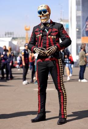 A man dressed as marichi poses during the first practice of the Formula One Mexico City Grand Prix at the Hermanos Rodriguez race track in Mexico City, Mexico, 05 November 2021. Formula One Mexico City Grand Prix !ACHTUNG: NUR REDAKTIONELLE NUTZUNG!  Copyright: xCARLOSxRAMÍREZx AMDEP1698 20211105-96d78cc262da35cd96956d642db4dec1007e631c