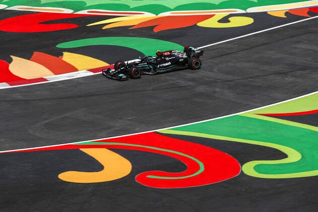 77 BOTTAS Valtteri (fin), Mercedes AMG F1 GP W12 E Performance, action during the Formula 1 Gran Premio De La Ciudad De Mexico 2021, Mexico City Grand Prix, 18th round of the 2021 FIA Formula One World Championship, WM, Weltmeisterschaft from November 5 to 7, 2021 on the Autodromo Hermanos Rodriguez, in Mexico City, Mexico - F1 - MEXICO CITY GRAND PRIX 2021 DPPI Panoramic  Bottas