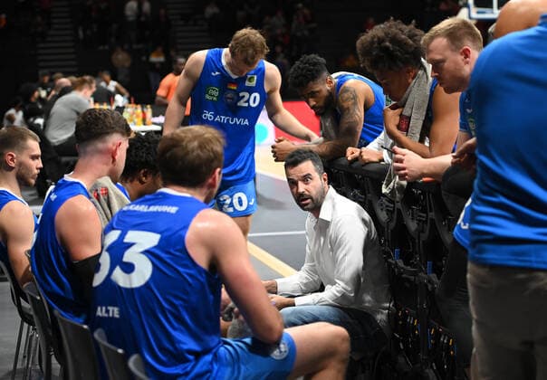 05.11.2021 - Basketball - Saison 2021 2022 - 2. Bundesliga Pro-A - 08. Spieltag: Nürnberg Falcons Basketball Club NBC - PS Karlsruhe Lions - AlSch - Aleksandar Scepanovic ( Trainer Headcoach Karlsruhe Lions ) gibt Anweisungen Time-Out Unterbrechung