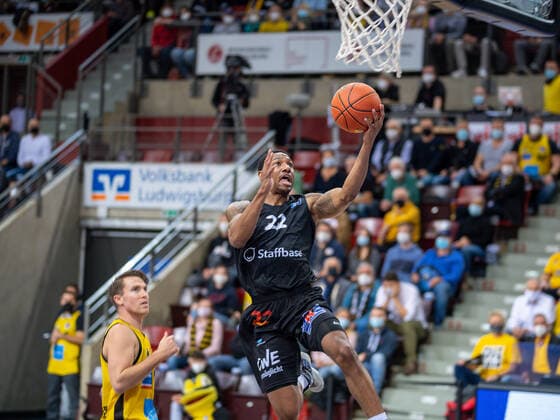Jordan Hulls (MHP Riesen Ludwigsburg, 01), Gerald Robinson (Niners Chemnitz, 22), GER, MHP Riesen Ludwigsburg vs. Niners Chemnitz 99, Basketball, Bundesliga, easycredit, 7. Spieltag, Spielzeit 2021 2022, 05.11.2021, GER, MHP Riesen Ludwigsburg vs. Niners Chemnitz 99, Basketball, Bundesliga, easycredit, 7. Spieltag, Spielzeit 2021 2022, 05.11.2021 Ludwigsburg Copyright: xEibner-Pressefoto SaschaxWaltherx EP_EER