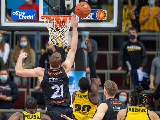 Ivan Karacic (Niners Chemnitz, 21), Defense gegen Rawle Alkins (MHP Riesen Ludwigsburg, 20), GER, MHP Riesen Ludwigsburg vs. Niners Chemnitz 99, Basketball, Bundesliga, easycredit, 7. Spieltag, Spielzeit 2021 2022, 05.11.2021, GER, MHP Riesen Ludwigsburg vs. Niners Chemnitz 99, Basketball, Bundesliga, easycredit, 7. Spieltag, Spielzeit 2021 2022, 05.11.2021 Ludwigsburg Copyright: xEibner-Pressefoto SaschaxWaltherx EP_EER