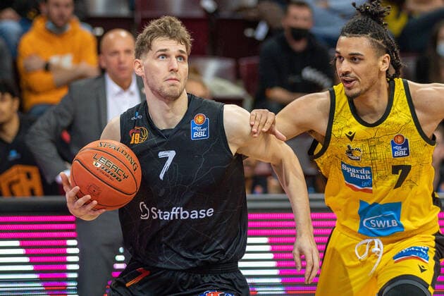 Jonas Richter (Niners Chemnitz, 07), Jonathan Baehre (MHP Riesen Ludwigsburg, 07), GER, MHP Riesen Ludwigsburg vs. Niners Chemnitz 99, Basketball, Bundesliga, easycredit, 7. Spieltag, Spielzeit 2021 2022, 05.11.2021, GER, MHP Riesen Ludwigsburg vs. Niners Chemnitz 99, Basketball, Bundesliga, easycredit, 7. Spieltag, Spielzeit 2021 2022, 05.11.2021 Ludwigsburg Copyright: xEibner-Pressefoto SaschaxWaltherx EP_EER