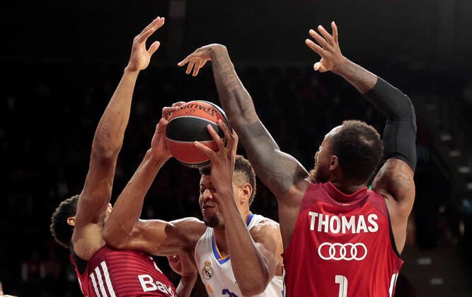 05.11.2021, FC Bayern Basketball vs Real Madrid Basket, Audi Dome Muenchen, Basketball, im Bild: Corey Walden (FCB Basketball), Walter Tavares (Real Madrid Basket) und Deshaun Thomas (FCB Basketball)