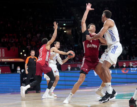 05.11.2021, FC Bayern Basketball vs Real Madrid Basket, Audi Dome Muenchen, Basketball, im Bild: Augustine Rubit (FCB Basketball), Nathan de Medina (Arminia Bielefeld), Vladimir Lucic (FCB Basketball) und Walter Tavares (Real Madrid Basket)