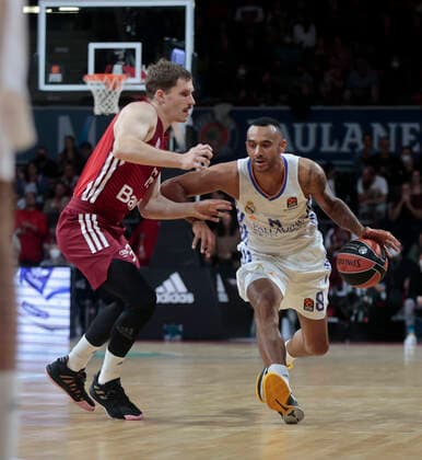 05.11.2021, FC Bayern Basketball vs Real Madrid Basket, Audi Dome Muenchen, Basketball, im Bild: Andreas Obst (FCB Basketball) vs Adam Hanga (Real Madrid Basket)