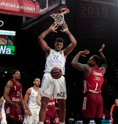 05.11.2021, FC Bayern Basketball vs Real Madrid Basket, Audi Dome Muenchen, Basketball, im Bild: Augustine Rubit (FCB Basketball), Adam Hanga (Real Madrid Basket), Walter Tavares (Real Madrid Basket), Andreas Obst (FCB Basketball) und Deshaun Thomas (FCB Basketball)