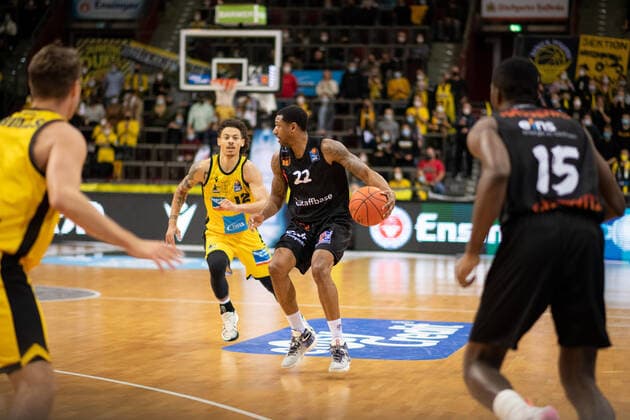 Gerald Robinson (Niners Chemnitz) im Zweikampf mit Jonah Radebaugh (MHP Riesen Ludwigsburg), GER, MHP Riesen Ludwigsburg vs. Niners Chemnitz, 05.11.2021, 7. Spieltag easycredit Basketball Bundesliga, Spielzeit 2021 2022. GER, MHP Riesen Ludwigsburg vs. Niners Chemnitz, 05.11.2021, 7. Spieltag easycredit Basketball Bundesliga, Spielzeit 2021 2022 Ludwigsburg Copyright: xEibner MichaelxMemmlerx EP_MMR