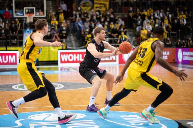 Ivan Karacic (Niners Chemnitz) im Zweikampf mit Yorman Polas Bartolo (MHP Riesen Ludwigsburg), GER, MHP Riesen Ludwigsburg vs. Niners Chemnitz, 05.11.2021, 7. Spieltag easycredit Basketball Bundesliga, Spielzeit 2021 2022. GER, MHP Riesen Ludwigsburg vs. Niners Chemnitz, 05.11.2021, 7. Spieltag easycredit Basketball Bundesliga, Spielzeit 2021 2022 Ludwigsburg Copyright: xEibner MichaelxMemmlerx EP_MMR