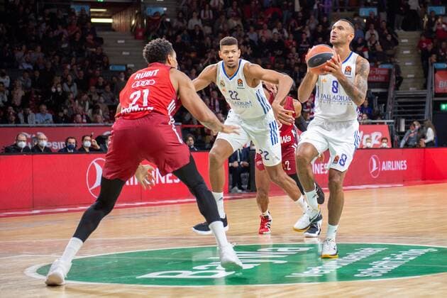 Augustine Rubit 21 (FC Bayern), Walter Samuel Tavares da Veiga 22 (Real Madrid), Adam Hanga 8 (Real Madrid), FC Bayern Basketball vs. Real Madrid, Euroleague, 05.11.2021 Muenchen Bayern Deutschland