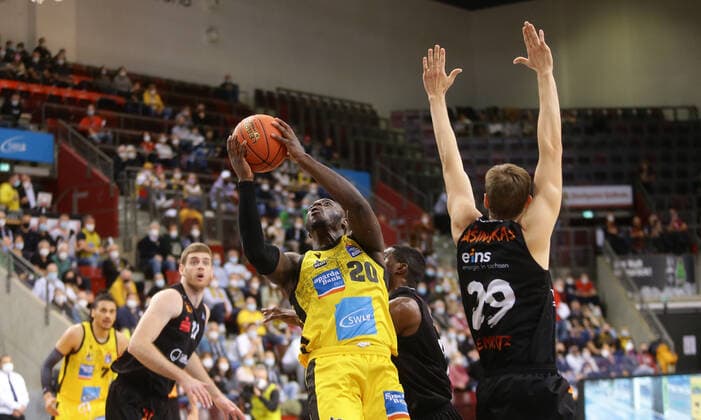 Ludwigsburg , Basketball easycredit BBL Bundesliga . MHP Riesen Ludwigsburg vs. NINERS Chemnitz , von links: Rawle Alkins ( Riesen ) Mindaugas Susinskas ( Niners )
