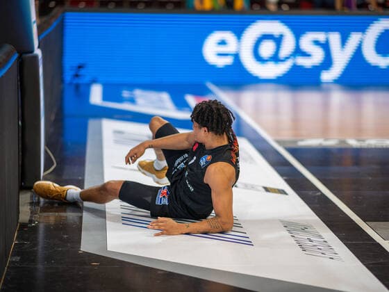 Sport Bilder des Tages Nelson Weidemann (Niners Chemnitz, 00), verletzt, GER, MHP Riesen Ludwigsburg vs. Niners Chemnitz 99, Basketball, Bundesliga, easycredit, 7. Spieltag, Spielzeit 2021 2022, 05.11.2021, GER, MHP Riesen Ludwigsburg vs. Niners Chemnitz 99, Basketball, Bundesliga, easycredit, 7. Spieltag, Spielzeit 2021 2022, 05.11.2021 Ludwigsburg Copyright: xEibner-Pressefoto SaschaxWaltherx EP_EER
