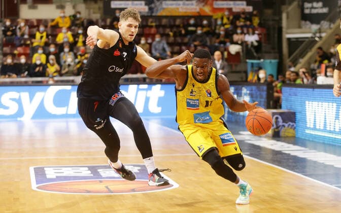 Ludwigsburg , Basketball easycredit BBL Bundesliga . MHP Riesen Ludwigsburg vs. NINERS Chemnitz , von links: Jonas Richter ( Niners ) Yorman Polas Bartolo ( ( Riesen )