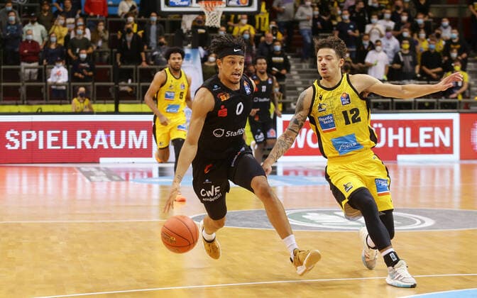 Ludwigsburg , Basketball easycredit BBL Bundesliga . MHP Riesen Ludwigsburg vs. NINERS Chemnitz , von links: Nelson Weidemann ( Niners ) Jonah Radebaugh ( Riesen )