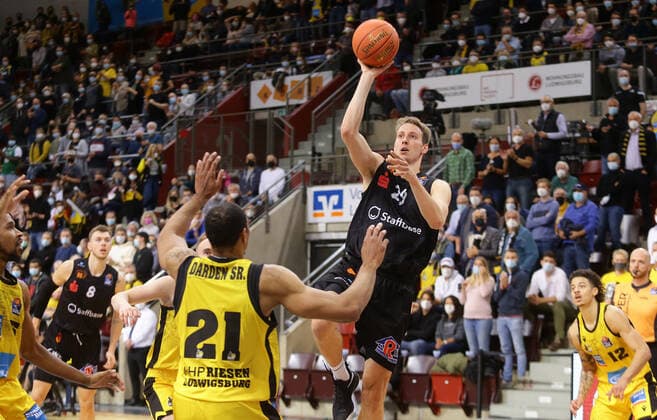 Ludwigsburg , Basketball easycredit BBL Bundesliga . MHP Riesen Ludwigsburg vs. NINERS Chemnitz , Mindaugas Susinskas ( Niners )