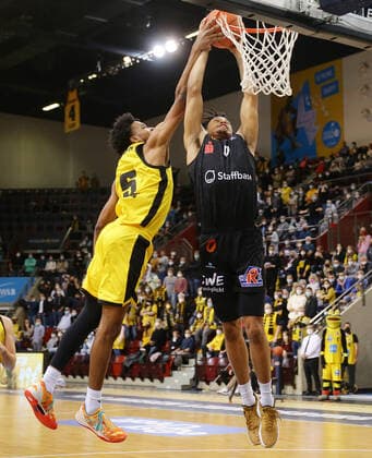 Ludwigsburg , Basketball easycredit BBL Bundesliga . MHP Riesen Ludwigsburg vs. NINERS Chemnitz , von links: Jonah Radebaugh ( Riesen ) Nelson Weidemann ( Niners )
