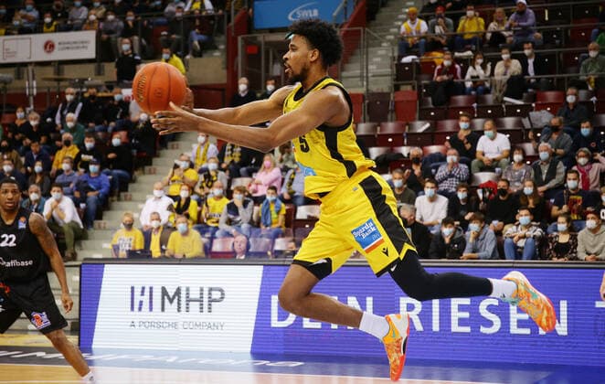 Ludwigsburg , Basketball easycredit BBL Bundesliga . MHP Riesen Ludwigsburg vs. NINERS Chemnitz , Justin Simon ( Riesen )