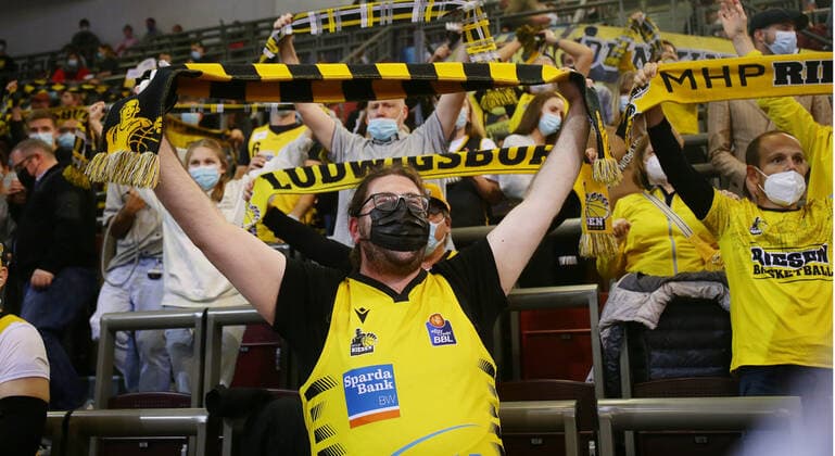 Ludwigsburg , Basketball easycredit BBL Bundesliga . MHP Riesen Ludwigsburg vs. NINERS Chemnitz , Fans der Riesen , die Gelbe Wand