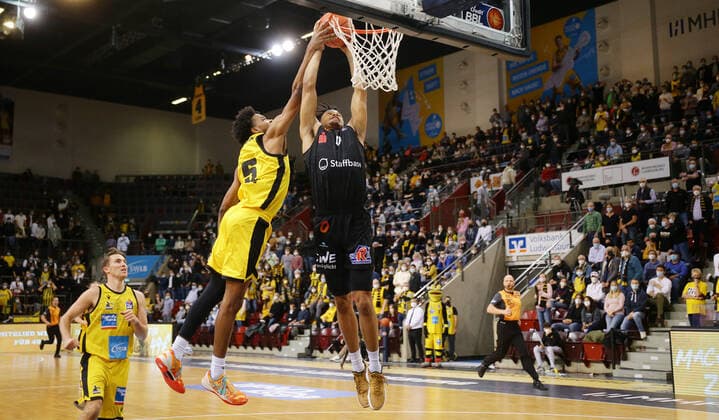 Ludwigsburg , Basketball easycredit BBL Bundesliga . MHP Riesen Ludwigsburg vs. NINERS Chemnitz , von links: Jonah Radebaugh ( Riesen ) Nelson Weidemann ( Niners )