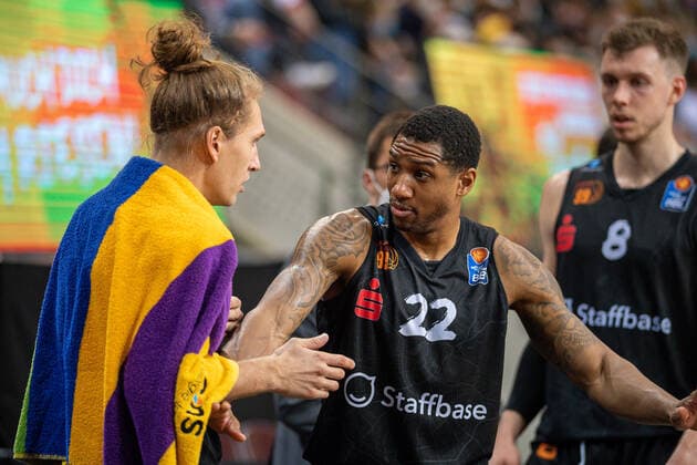 Gerald Robinson (Niners Chemnitz, 22), macht sich ueber die Strafe lustig, GER, MHP Riesen Ludwigsburg vs. Niners Chemnitz 99, Basketball, Bundesliga, easycredit, 7. Spieltag, Spielzeit 2021 2022, 05.11.2021, GER, MHP Riesen Ludwigsburg vs. Niners Chemnitz 99, Basketball, Bundesliga, easycredit, 7. Spieltag, Spielzeit 2021 2022, 05.11.2021 Ludwigsburg Copyright: xEibner-Pressefoto SaschaxWaltherx EP_EER