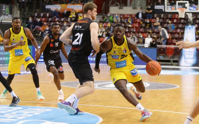 Ludwigsburg , Basketball easycredit BBL Bundesliga . MHP Riesen Ludwigsburg vs. NINERS Chemnitz , von links: Ivan Karacic ( Niners ) Rawle Alkins ( Riesen )