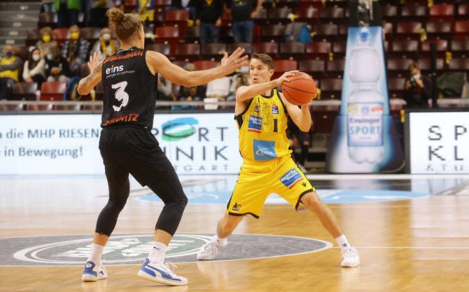 Ludwigsburg , Basketball easycredit BBL Bundesliga . MHP Riesen Ludwigsburg vs. NINERS Chemnitz , Jordan Hulls ( Riesen )