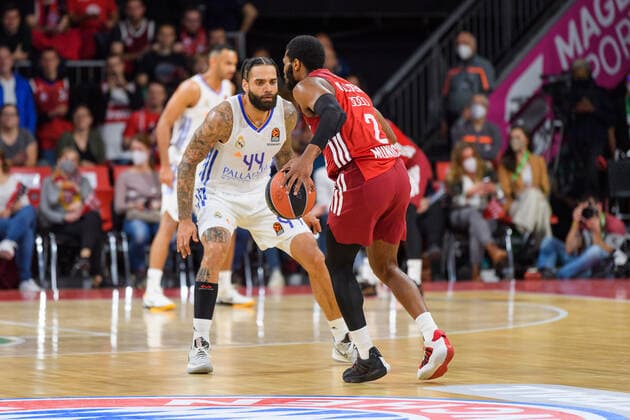 Jeffery Taylor (Real Madrid, 44) gegen Corey Walden (FC Bayern Muenchen Basketball, 2). FC Bayern Muenchen gegen Real Madrid, Basketball, Euroleague, 8. Spieltag, Saison 2021 2022, 05.11.2021. FC Bayern Muenchen gegen Real Madrid, Basketball, Euroleague, 8. Spieltag, Saison 2021 2022, 05.11.2021 Muenchen Copyright: xEibnerxPressefoto HeikexFeinerx EP_HFR