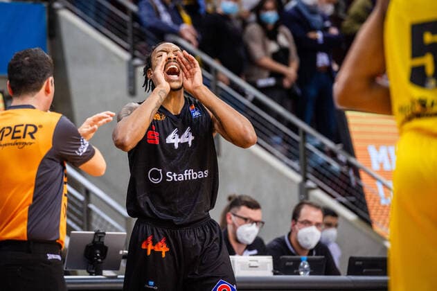 Darion Atkins (NINERS Chemnitz 44) Schrei beim BBL-Spiel: MHP Riesen Ludwigsburg - NINERS Chemnitz am 05.11.2021 in Ludwigsburg (MHPArena) Deutschland Ludwigsburg. 05.11.21 Basketball , 05.11.2021, Ludwigsburg (Deutschland)