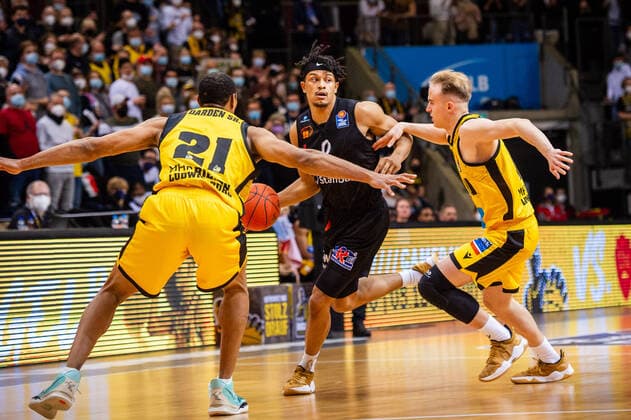 Nelson Weidemann (NINERS Chemnitz 00) Tremmell Darden (MHP RIESEN Ludwigsburg 21) Lukas Herzog (MHP RIESEN Ludwigsburg 11) beim BBL-Spiel: MHP Riesen Ludwigsburg - NINERS Chemnitz am 05.11.2021 in Ludwigsburg (MHPArena) Deutschland Ludwigsburg. 05.11.21 Basketball , 05.11.2021, Ludwigsburg (Deutschland)