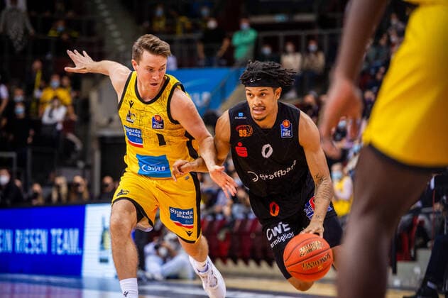 Nelson Weidemann (NINERS Chemnitz 00) Jordan Hulls (MHP RIESEN Ludwigsburg 1) beim BBL-Spiel: MHP Riesen Ludwigsburg - NINERS Chemnitz am 05.11.2021 in Ludwigsburg (MHPArena) Deutschland Ludwigsburg. 05.11.21 Basketball , 05.11.2021, Ludwigsburg (Deutschland)