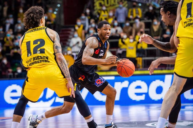 Gerald Robinson (NINERS Chemnitz 22) Jonah Radebaugh (MHP RIESEN Ludwigsburg 12) re: Darion Atkins (NINERS Chemnitz 44) beim BBL-Spiel: MHP Riesen Ludwigsburg - NINERS Chemnitz am 05.11.2021 in Ludwigsburg (MHPArena) Deutschland Ludwigsburg. 05.11.21 Basketball , 05.11.2021, Ludwigsburg (Deutschland)