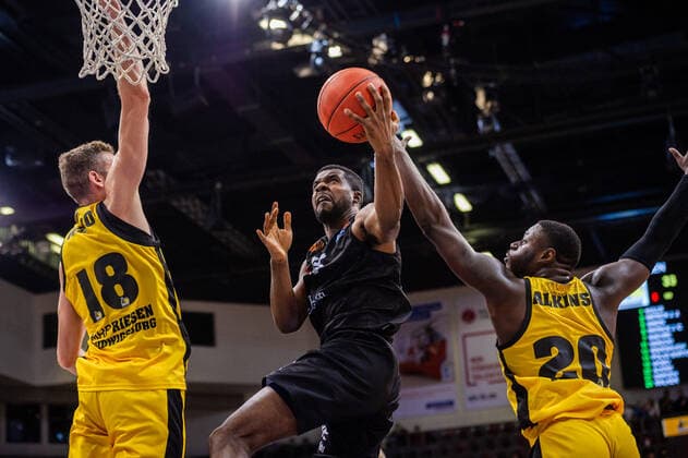 Frantz Massenat (NINERS Chemnitz 15) Jonas Wohlfarth-Bottermann (MHP RIESEN Ludwigsburg 18) Rawle Alkins (MHP RIESEN Ludwigsburg 20) beim BBL-Spiel: MHP Riesen Ludwigsburg - NINERS Chemnitz am 05.11.2021 in Ludwigsburg (MHPArena) Deutschland Ludwigsburg. 05.11.21 Basketball , 05.11.2021, Ludwigsburg (Deutschland)
