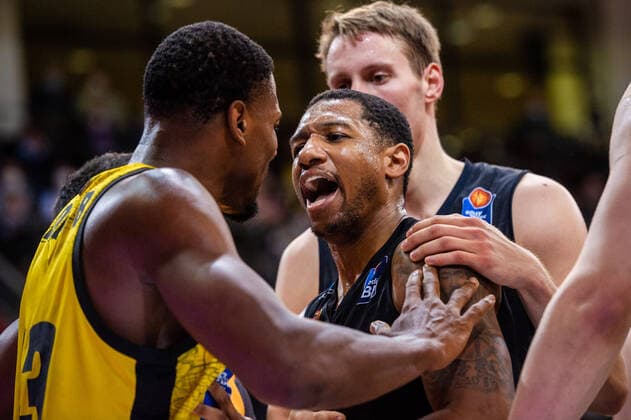 Gerald Robinson (NINERS Chemnitz 22) Yorman Polas Bartolo (MHP RIESEN Ludwigsburg 13) Disput beim BBL-Spiel: MHP Riesen Ludwigsburg - NINERS Chemnitz am 05.11.2021 in Ludwigsburg (MHPArena) Deutschland Ludwigsburg. 05.11.21 Basketball , 05.11.2021, Ludwigsburg (Deutschland)