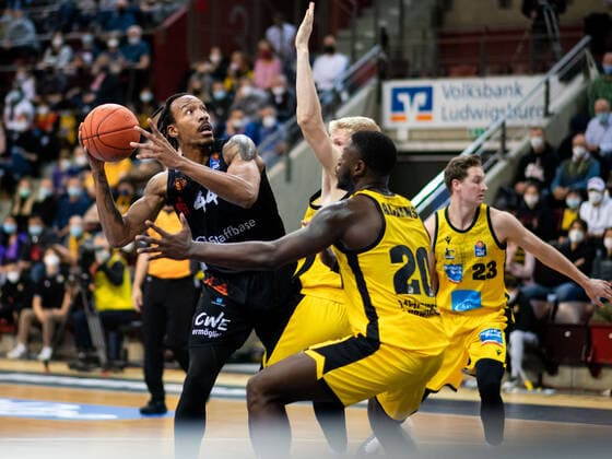 Darion Atkins (Niners Chemnitz) im Zweikampf mit Rawle Alkins (MHP Riesen Ludwigsburg), GER, MHP Riesen Ludwigsburg vs. Niners Chemnitz, 05.11.2021, 7. Spieltag easycredit Basketball Bundesliga, Spielzeit 2021 2022. GER, MHP Riesen Ludwigsburg vs. Niners Chemnitz, 05.11.2021, 7. Spieltag easycredit Basketball Bundesliga, Spielzeit 2021 2022 Ludwigsburg Copyright: xEibner MichaelxMemmlerx EP_MMR