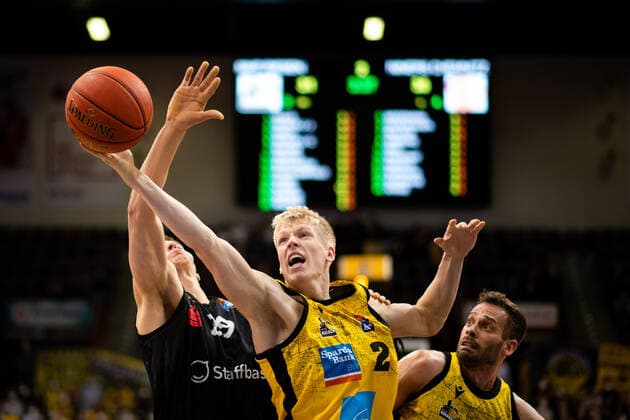 Jacob Patrick (MHP Riesen Ludwigsburg) am Korb gegen Mindaugas Susinskas (Niners Chemnitz), GER, MHP Riesen Ludwigsburg vs. Niners Chemnitz, 05.11.2021, 7. Spieltag easycredit Basketball Bundesliga, Spielzeit 2021 2022. GER, MHP Riesen Ludwigsburg vs. Niners Chemnitz, 05.11.2021, 7. Spieltag easycredit Basketball Bundesliga, Spielzeit 2021 2022 Ludwigsburg Copyright: xEibner MichaelxMemmlerx EP_MMR