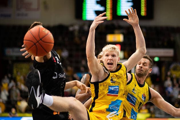 Jacob Patrick (MHP Riesen Ludwigsburg) im Zweikampf mit Mindaugas Susinskas (Niners Chemnitz), GER, MHP Riesen Ludwigsburg vs. Niners Chemnitz, 05.11.2021, 7. Spieltag easycredit Basketball Bundesliga, Spielzeit 2021 2022. GER, MHP Riesen Ludwigsburg vs. Niners Chemnitz, 05.11.2021, 7. Spieltag easycredit Basketball Bundesliga, Spielzeit 2021 2022 Ludwigsburg Copyright: xEibner MichaelxMemmlerx EP_MMR