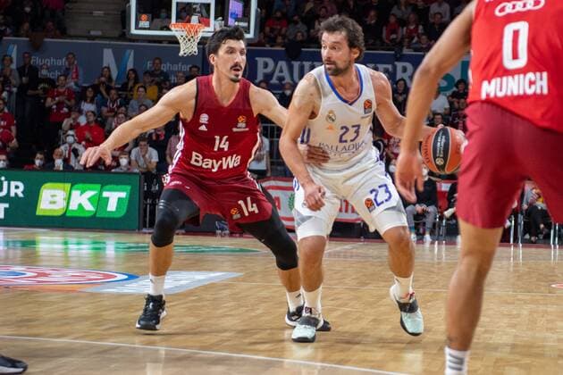 Nihad Dedovic 14 (FC Bayern), Sergio Llull 23 (Real Madrid), FC Bayern Basketball vs. Real Madrid, Euroleague, 05.11.2021 Muenchen Bayern Deutschland