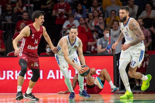 Nihad Dedovic 14 (FC Bayern), Thomas Heurtel 4 (Real Madrid), Vincent Poirier 17 (Real Madrid), FC Bayern Basketball vs. Real Madrid, Euroleague, 05.11.2021 Muenchen Bayern Deutschland