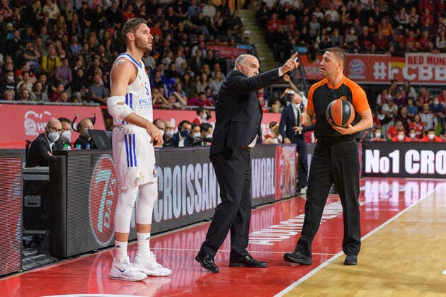 Pablo Laso (Real Madrid, Chef-Trainer) diskutiert eine Entscheidung mit dem Schiedsrichter, links Rodolfo Fernandez (Real Madrid, 5). FC Bayern Muenchen gegen Real Madrid, Basketball, Euroleague, 8. Spieltag, Saison 2021 2022, 05.11.2021. FC Bayern Muenchen gegen Real Madrid, Basketball, Euroleague, 8. Spieltag, Saison 2021 2022, 05.11.2021 Muenchen Copyright: xEibnerxPressefoto HeikexFeinerx EP_HFR