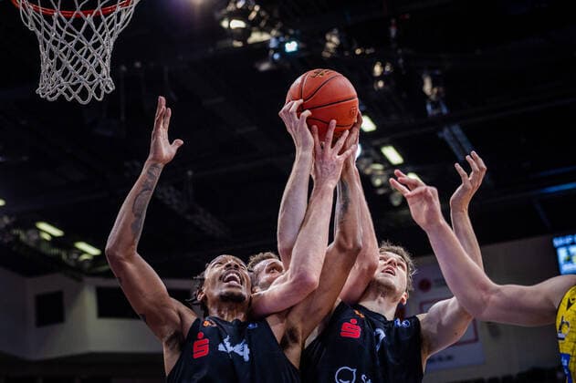 Sport Bilder des Tages Darion Atkins (NINERS Chemnitz 44) Jonas Richter (NINERS Chemnitz 7) Jonas Wohlfarth-Bottermann (MHP RIESEN Ludwigsburg 18) beim BBL-Spiel: MHP Riesen Ludwigsburg - NINERS Chemnitz am 05.11.2021 in Ludwigsburg (MHPArena) Deutschland Ludwigsburg. 05.11.21 Basketball , 05.11.2021, Ludwigsburg (Deutschland)