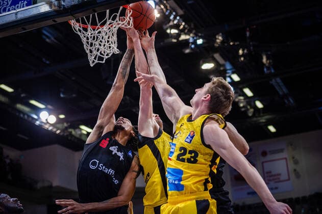 Darion Atkins (NINERS Chemnitz 44) verdeckt: Jonas Richter (NINERS Chemnitz 7) und Jonas Wohlfarth-Bottermann (MHP RIESEN Ludwigsburg 18) David Walker (MHP RIESEN Ludwigsburg 23) beim BBL-Spiel: MHP Riesen Ludwigsburg - NINERS Chemnitz am 05.11.2021 in Ludwigsburg (MHPArena) Deutschland Ludwigsburg. 05.11.21 Basketball , 05.11.2021, Ludwigsburg (Deutschland)
