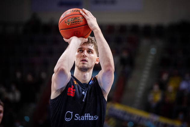 Jonas Richter (NINERS Chemnitz 7) beim BBL-Spiel: MHP Riesen Ludwigsburg - NINERS Chemnitz am 05.11.2021 in Ludwigsburg (MHPArena) Deutschland Ludwigsburg. 05.11.21 Basketball , 05.11.2021, Ludwigsburg (Deutschland)
