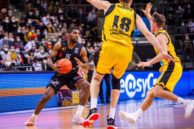 Frantz Massenat (NINERS Chemnitz 15) Jonas Wohlfarth-Bottermann (MHP RIESEN Ludwigsburg 18) Jordan Hulls (MHP RIESEN Ludwigsburg 1) beim BBL-Spiel: MHP Riesen Ludwigsburg - NINERS Chemnitz am 05.11.2021 in Ludwigsburg (MHPArena) Deutschland Ludwigsburg. 05.11.21 Basketball , 05.11.2021, Ludwigsburg (Deutschland)