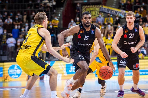 Frantz Massenat (NINERS Chemnitz 15) Jordan Hulls (MHP RIESEN Ludwigsburg 1) re: Ivan Karacic (NINERS Chemnitz 21) beim BBL-Spiel: MHP Riesen Ludwigsburg - NINERS Chemnitz am 05.11.2021 in Ludwigsburg (MHPArena) Deutschland Ludwigsburg. 05.11.21 Basketball , 05.11.2021, Ludwigsburg (Deutschland)