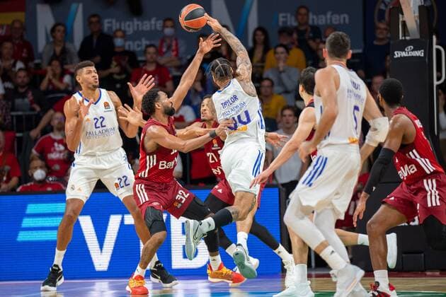 Darrun Hilliard 32 (FC Bayern), Augustine Rubit 21 (FC Bayern), Jeffery Taylor 44 (Real Madrid), FC Bayern Basketball vs. Real Madrid, Euroleague, 05.11.2021 Muenchen Bayern Deutschland