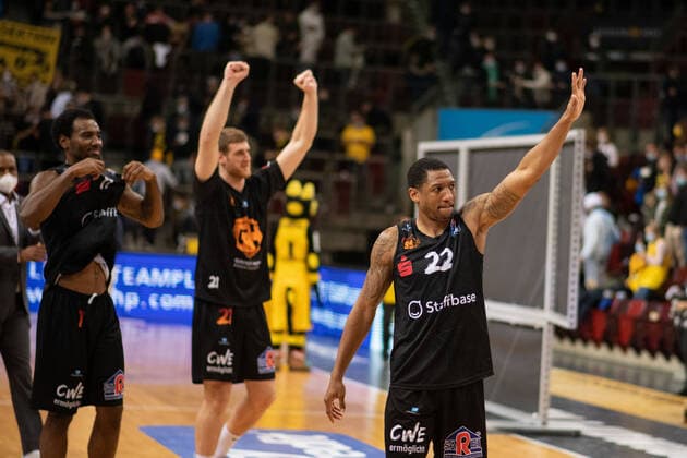 Gerald Robinson (Niners Chemnitz) und Team jubeln ueber den Sieg, GER, MHP Riesen Ludwigsburg vs. Niners Chemnitz, 05.11.2021, 7. Spieltag easycredit Basketball Bundesliga, Spielzeit 2021 2022. GER, MHP Riesen Ludwigsburg vs. Niners Chemnitz, 05.11.2021, 7. Spieltag easycredit Basketball Bundesliga, Spielzeit 2021 2022 Ludwigsburg Copyright: xEibner MichaelxMemmlerx EP_MMR