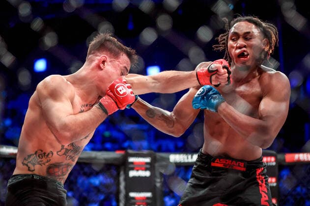 Bilder des Jahres 2021, Sport 11 November Sport Themen der Woche KW44 Sport Bilder des Tages Bellator 270, 3 Arena, Dublin 5 11 2021 Lightweight Bout Daniele Scatizzi vs Brian Hooi Daniele Scatizzi in action against Brian Hooi Daniele Scatizzi in action against Brian Hooi 5 11 2021  Copyright: x INPHO BryanxKeanex AZ4I3177
